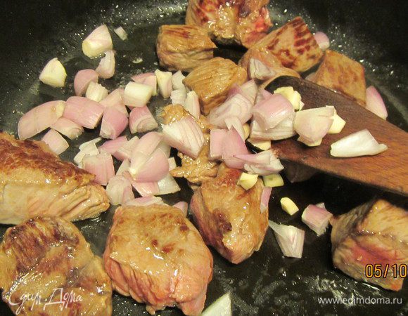 Лук и чеснок измельчаем, добавляем к мясу и готовим 4 минуты. 
