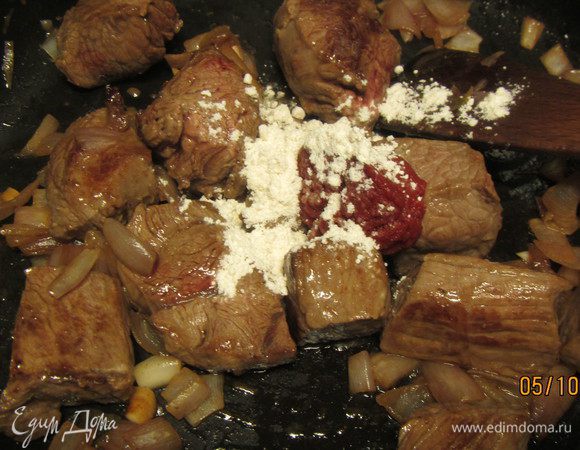 Добавляем муку и томатную пасту, перемешиваем и готовим еще 4 минуты.
