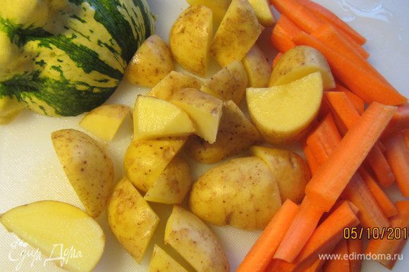 В это время займемся овощами. Картофель режем крупно, морковь вдоль на 2-4 части. Патиссон - также, как картофель. В рецепте предлагают использовать мини-патиссон. У меня таковых не оказалось, поэтому я взяла половину среднего. Овощи необходимо отварить в подсоленной воде: картофель - 15 минут, морковь и патиссон - 10 минут. Причем в рецепте их рекомендуют отваривать по отдельности. Я их готовила в пароварке, что удобно в данном случае: они готовятся одновременно, но в разных зонах. Откидываем овощи на дуршлаг.