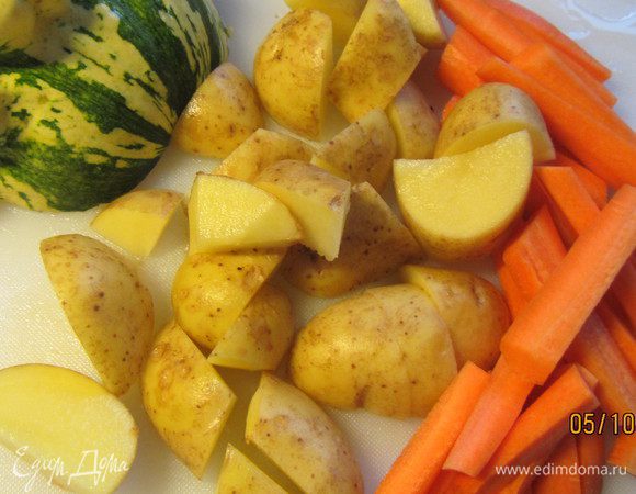 В это время займемся овощами. Картофель режем крупно, морковь вдоль на 2-4 части. Патиссон - также, как картофель. В рецепте предлагают использовать мини-патиссон. У меня таковых не оказалось, поэтому я взяла половину среднего. Овощи необходимо отварить в подсоленной воде: картофель - 15 минут, морковь и патиссон - 10 минут. Причем в рецепте их рекомендуют отваривать по отдельности. Я их готовила в пароварке, что удобно в данном случае: они готовятся одновременно, но в разных зонах. Откидываем овощи на дуршлаг.
