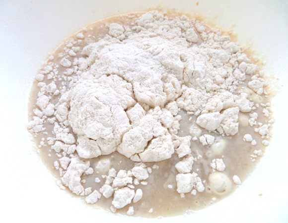 Разводим дрожжи (если сухие,то 7 г) в тёплой сыворотке или воде,немного муки пока добавим.