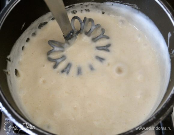 Тем временем приготовить соус бешамель. В кастрюльке распустить сливочное масло, добавить муку и перемешать. Влить теплое молоко... Размешать, чтобы не было комочков. Варить несколько минут на несильном огне, пока соус не загустеет! Посолить и поперчить по вкусу. Снять с огня и добавить мускатный орех.