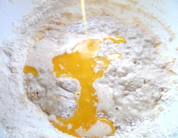 Масло топим и вливаем тёплым.