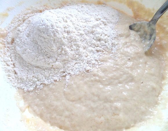 Всыпаем остальную муку,замешиваем тесто.