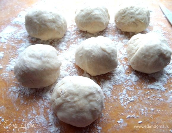 Присыпаем доску мукой и делим тесто на 7-8 колобасиков. Снова немного дадим постоять.