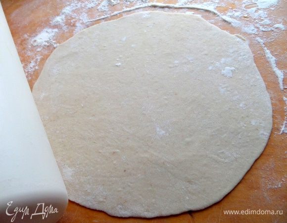 Раскатываем тонко тесто (у меня 20 см),присыпав муку на доску.