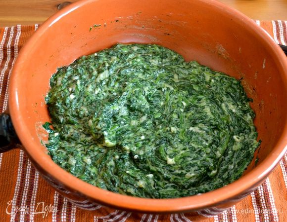 Добавить бешамель и снова перемешать. Шпинат готов!