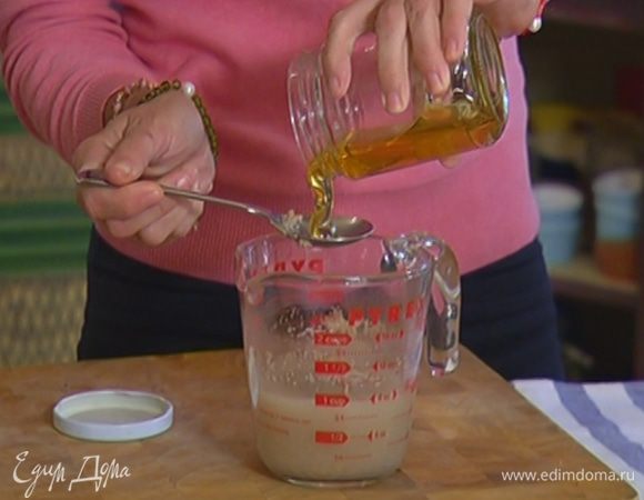 Дрожжи залить 250 мл теплой воды, добавить мед, все перемешать и дать дрожжам немного набухнуть.