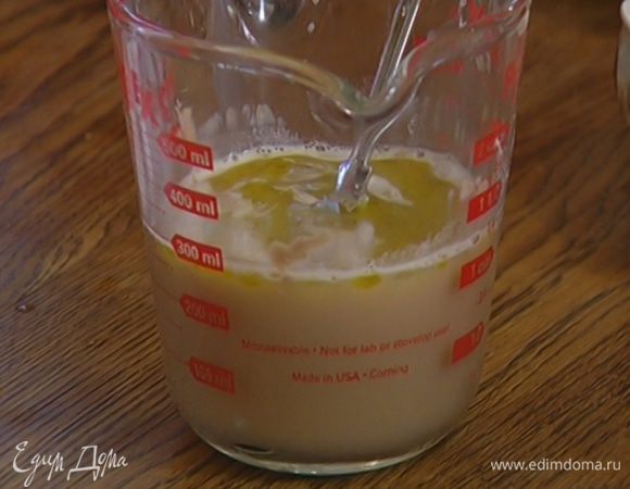 Влить к дрожжам 2 ст. ложки оливкового масла, перемешать.