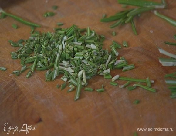 Листья розмарина мелко порубить.