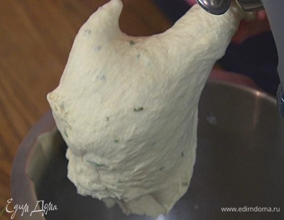 Не выключая комбайна, влить дрожжевую смесь. Тесто должно вымешиваться около 10 минут.