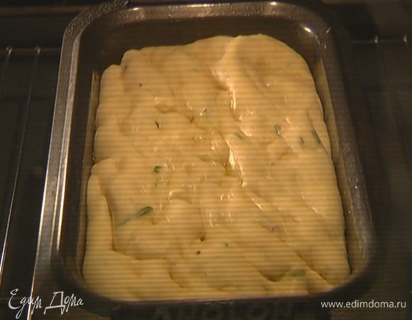 Не вынимая форму с тестом из духовки, поднять температуру до 220°С, через 15 минут понизить до 180°С и выпекать примерно 30 минут.