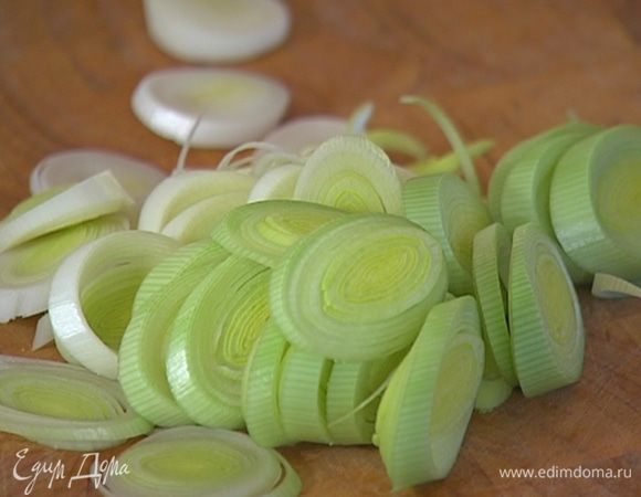 Светлую часть лука-порея порезать кольцами.