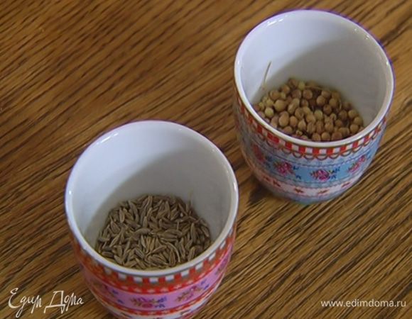 Кардамон и тмин растереть в ступке.
