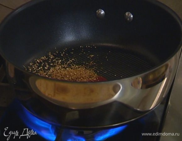 Поставить на огонь сотейник, всыпать в него измельченные специи и прогревать 30 секунд.