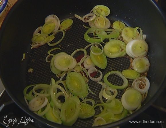 Влить 2 ст. ложки оливкового масла и обжарить порей на медленном огне.