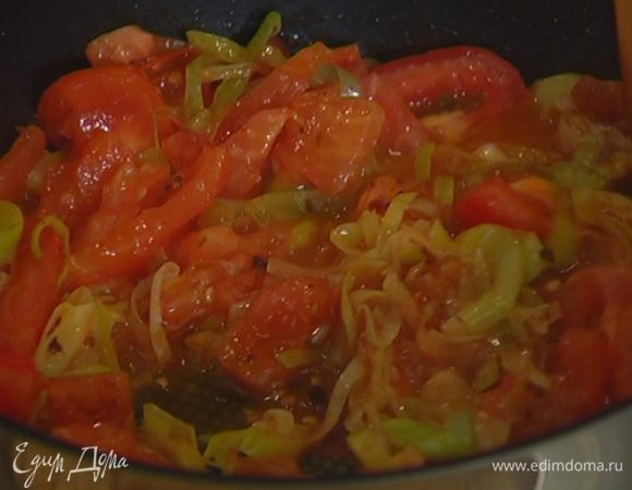 Выложить к порею помидоры и перемешать.
