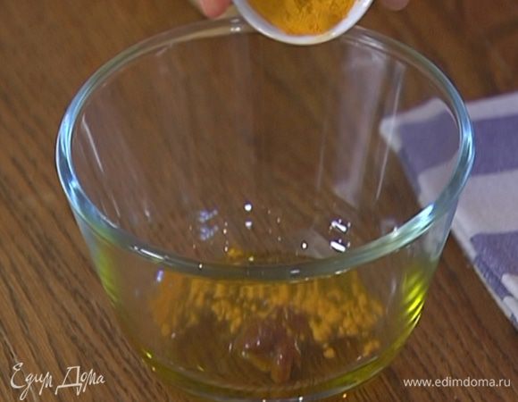 Хариссу соединить с оставшимся оливковым маслом и куркумой и добавить в сотейник.