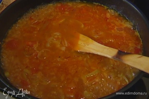 Когда чечевица будет готова, суп посолить, добавить шафран, перемешать и варить еще несколько минут.