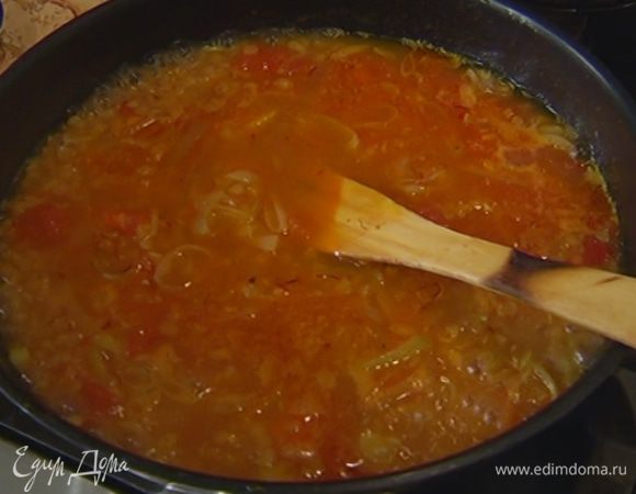 Когда чечевица будет готова, суп посолить, добавить шафран, перемешать и варить еще несколько минут.