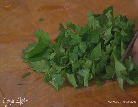 Кинзу мелко порубить и посыпать готовый суп.