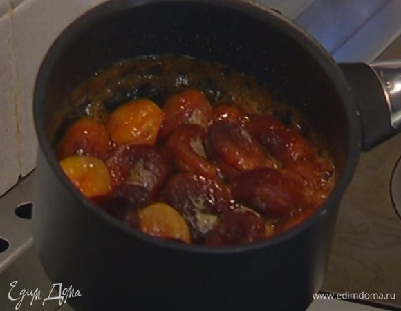 В небольшой кастрюле соединить яблочный сок, курагу, сахар и сварить сироп так, чтобы он уварился вполовину.