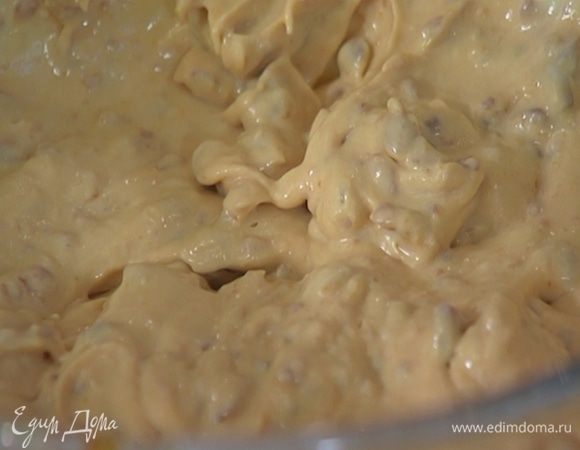 Сметану соединить с измельченной курагой, влить сливки и вымешать блендером с насадкой-венчиком до однородного, гладкого состояния.