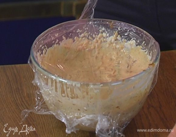 Выложить сметанную массу в форму, затянуть пленкой и отправить в морозильник или приготовить в машинке для мороженого.