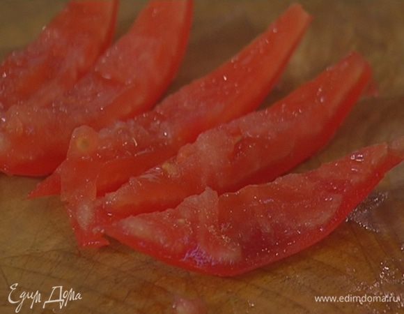 Из помидора удалить семена, мякоть нарезать полосками и присыпать сахаром.