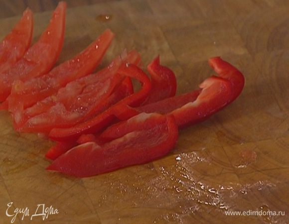 Сладкий перец, удалив семена, нарезать полосками.