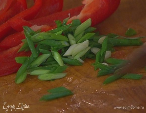 Зеленый лук порезать наискосок.