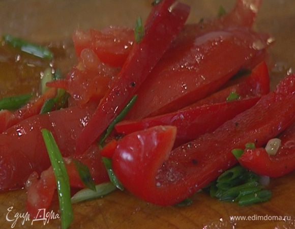Помидоры, сладкий перец и зеленый лук посолить, поперчить, сбрызнуть 1 ст. ложкой оливкового масла Extra Virgin и бальзамическим уксусом и перемешать.