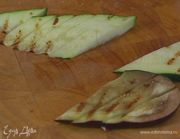 Баклажан и цукини нарезать небольшими полосками.