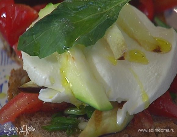 На моцареллу выложить цукини, листья базилика, сбрызнуть оставшимся оливковым маслом Extra Virgin, посолить и поперчить.