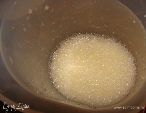 Яйца взбиваем с молоком.