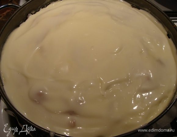 Запекаем при температуре 180 градусов около 50-60 минут. Затем сметану смешиваем с сахаром. Третью часть сметаны выкладываем на горячий пирог, размазываем и ставим в духовку. Через 5 мин. выкладываем еще один слой сметаны, а через 2 мин последний слой и выключаем духовку. Остужаем пирог и ставим в холодильник на ночь.