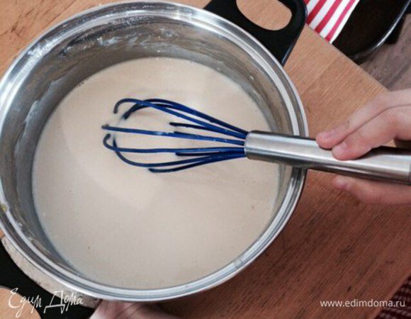 Берём молоко 300 г. и наливаем в удобное вам помещение. Разбиваем яйца 2 шт. и наливаем к молоку. Берём сливочное масло даём к тесту 1 маленький кусочек с краю. Насыпаем щепотку соли и размешиваем.
Хорошенько размешиваем. Даём постоять 30 мин.