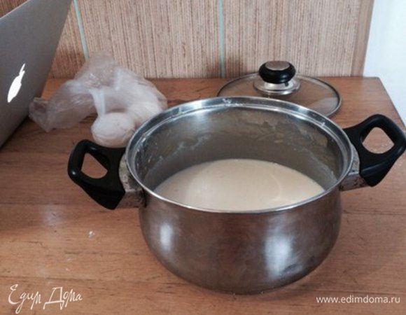 30 минут прошло. Наливаем сливочное масло к тесту. Размешиваем.
Берём муку насыпаем из неё 20 г. Даём постоять 30 мин.