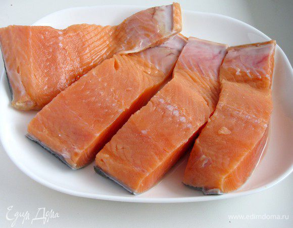 Филе лосося разрезать на порционные кусочки.