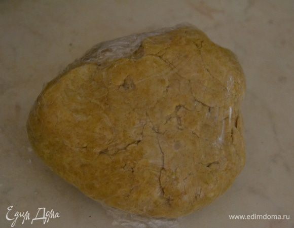 Когда замесила тесто, заворачиваю его в пищевую пленку и ставлю в холодильник на 2 часа.