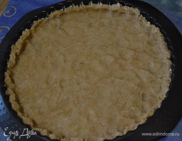 Через 2 часа вынимаю. Беру форму, смазываю ее маслом и раскладываю в нее тесто.