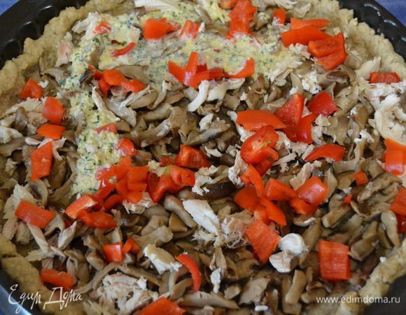 На тесто выкладываю грибы, куриное филе рубленое и сладкий перец.