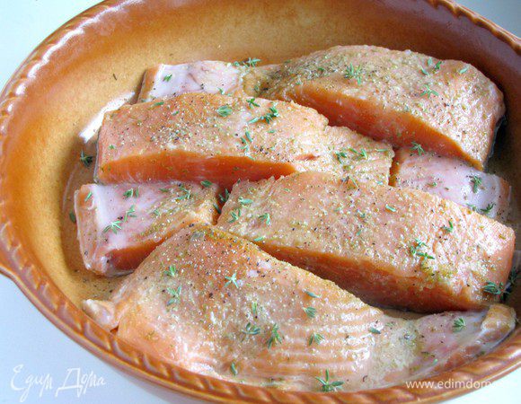 Натереть кусочки лимонной приправой для рыбы, посолить. Если приправа содержит соль, то солить не нужно. Форму для запекания смазать сливочным маслом. Уложить филе в форму кожей вниз. Сбрызнуть лимонным соком. Я в этот раз добавила немного листиков тимьяна.