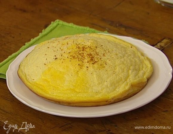 Несколько минут подержать на огне, чтобы омлет схватился, а затем отправить в разогретую духовку на 10 минут. 
Готовый омлет присыпать мускатным орехом. 
