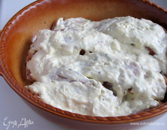 Покрыть соусом кусочки рыбы.