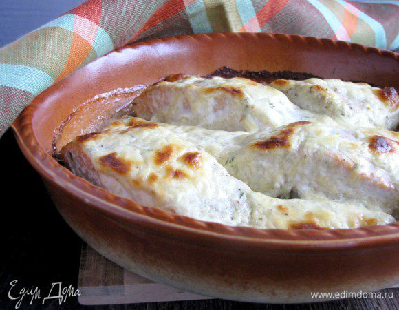 Запекать в духовке при 180 град. 20-25 минут до зарумянивания рыбы.