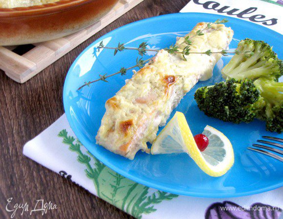 Готовую рыбу подавать с любым гарниром.))) У меня сегодня была брокколи, тушенная в сливочном масле. Приятного аппетита!