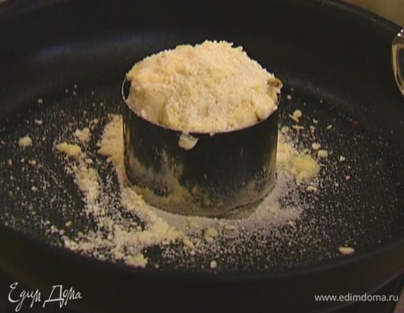 Присыпать мучной крошкой и поставить на огонь на 1–2 минуты, чтобы сахар расплавился и закарамелизировался.