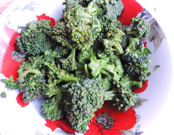 Сначала подготовим брокколи. Разберем ее на соцветия. В рецепте указан вес именно соцветий. Отварим 5 минут в подсоленной кипящей воде. Откинем на дуршлаг, дадим стечь жидкости.