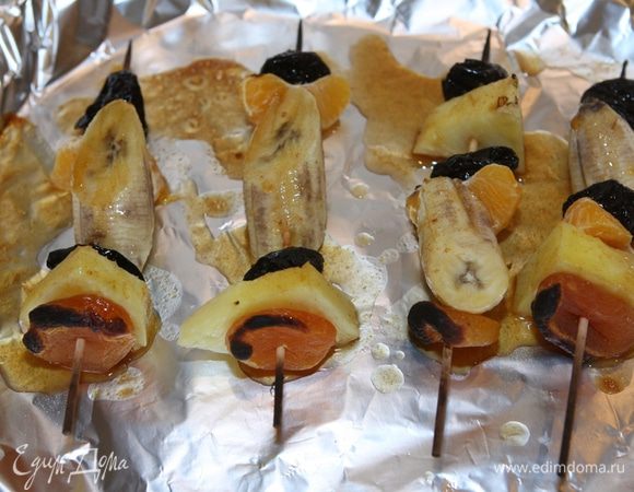 Запеченные фрукты полить оставшимся соусом.